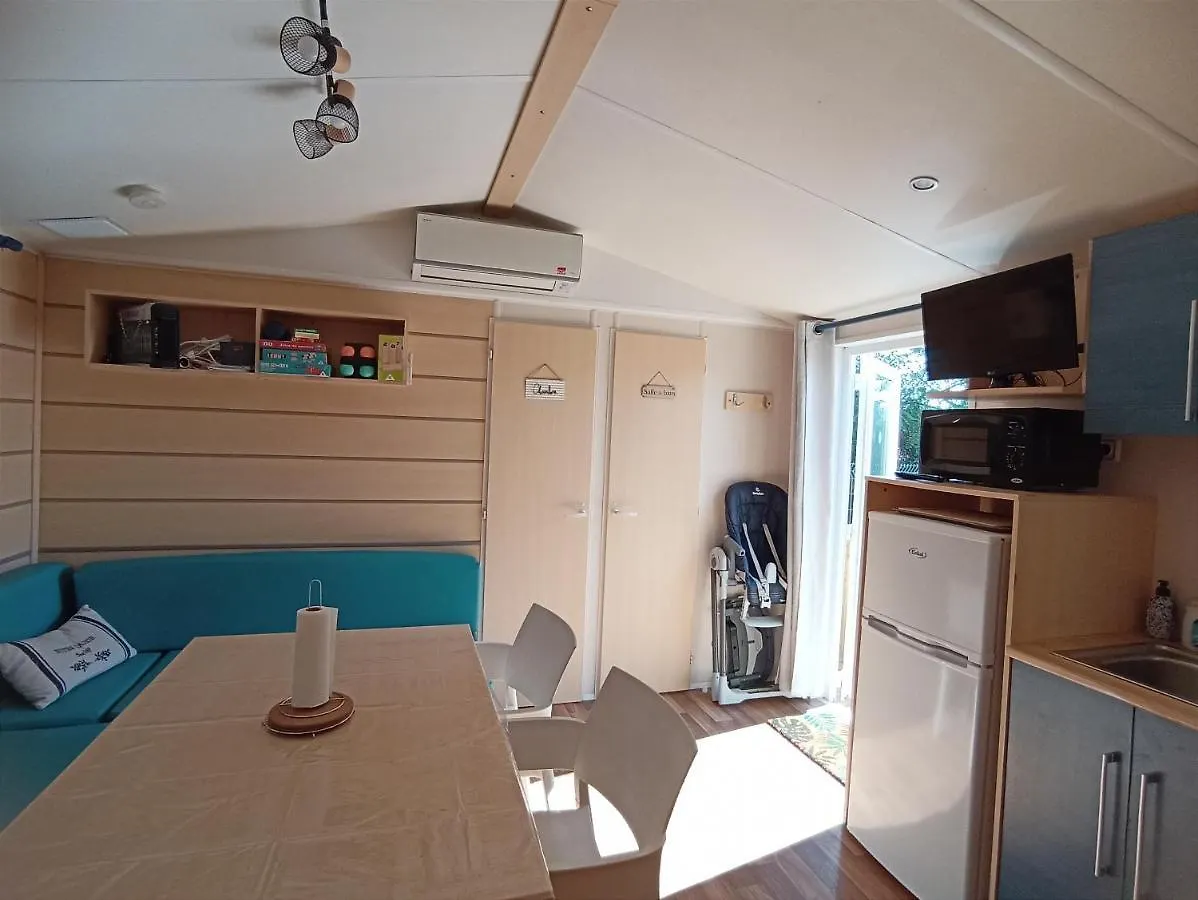 Campsite Camping Domaine Des Iscles La Roque-d'Antheron